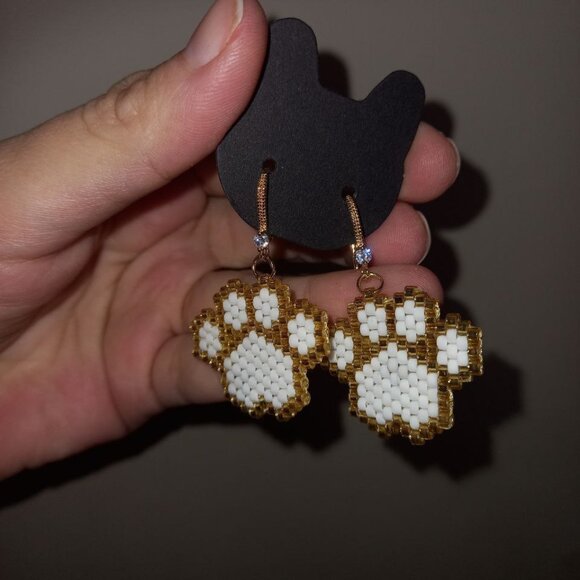 Beaded Paw Print Earrings – 💕 Gift for the pet moms – 18K gold plated hooks - Picture 3 of 5